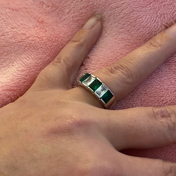 Stunning Green & Clear Costume Ring - Picture 2 of 4